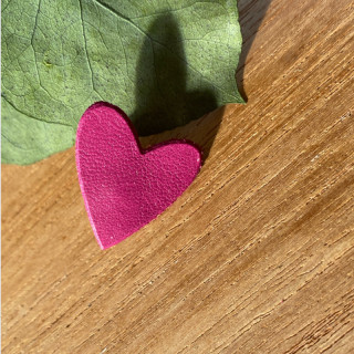 PINS COEUR EN CUIR FUSHIA