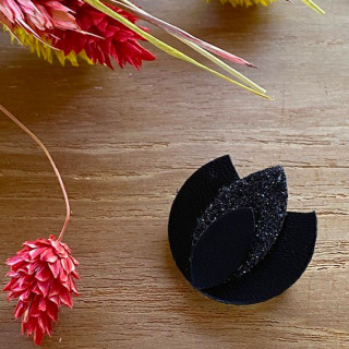 BROCHE NOEMIE CUIR NOIR PAILLETTES